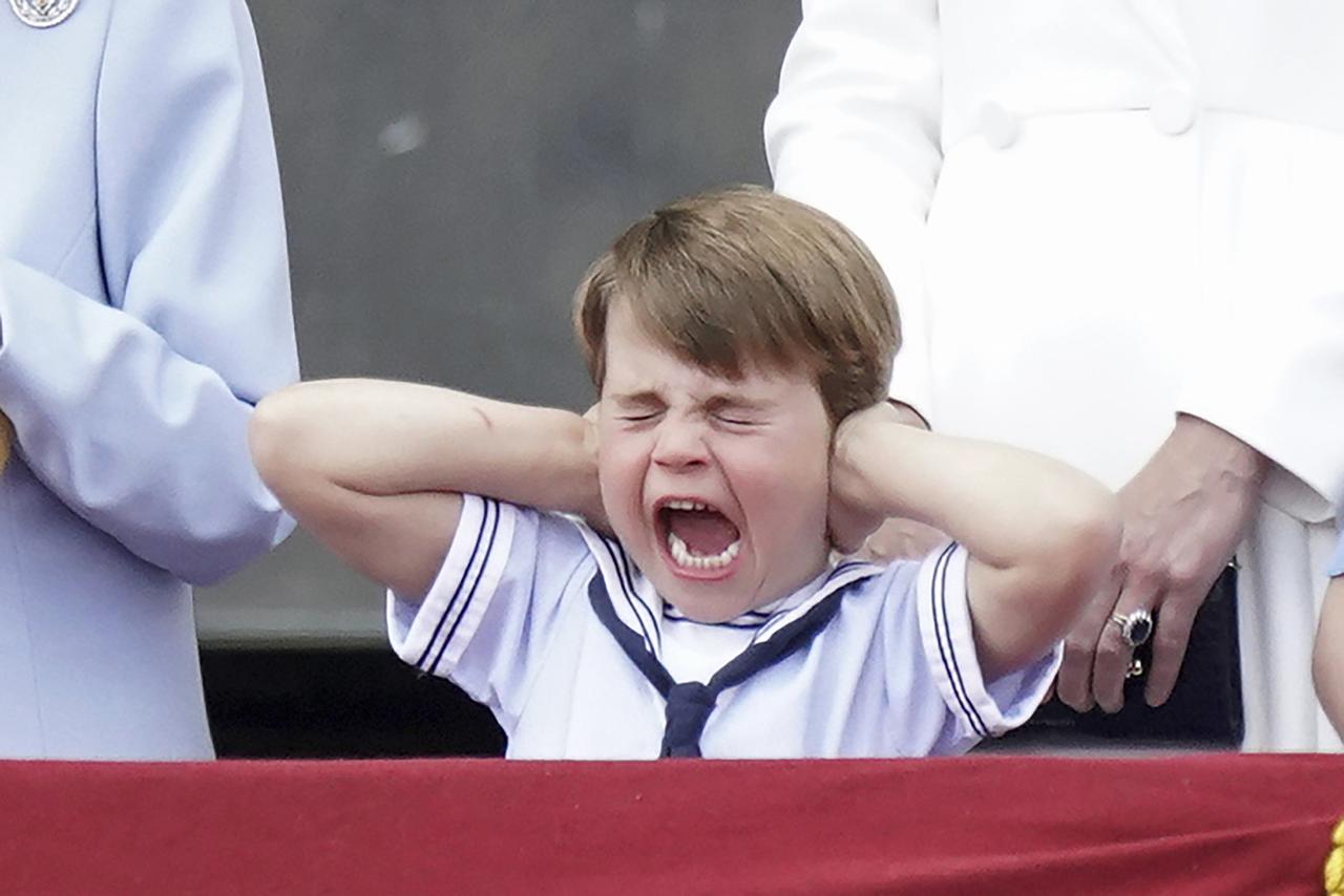 Le prince Louis se bouchant les oreilles lors du passage des avions pour la parade militaire du jubilé de platine d'Elizabeth II. [KEYSTONE - AARON CHOWN]