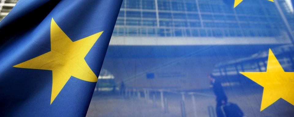 Des drapeaux européens sont photographiés devant le bâtiment de la Commission européenne, le Berlaymond, à Bruxelles, mercredi 7 juin 2006. [EPA/KEYSTONE - Olivier Hoslet]