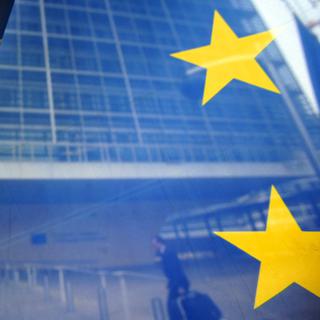 Des drapeaux européens sont photographiés devant le bâtiment de la Commission européenne, le Berlaymond, à Bruxelles, mercredi 7 juin 2006. [EPA/KEYSTONE - Olivier Hoslet]