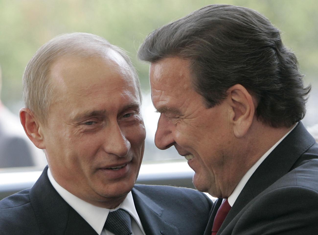 Vladimir Poutine et Gerhard Schröder en 2005 à Berlin. [Keystone - Peer Grimm]