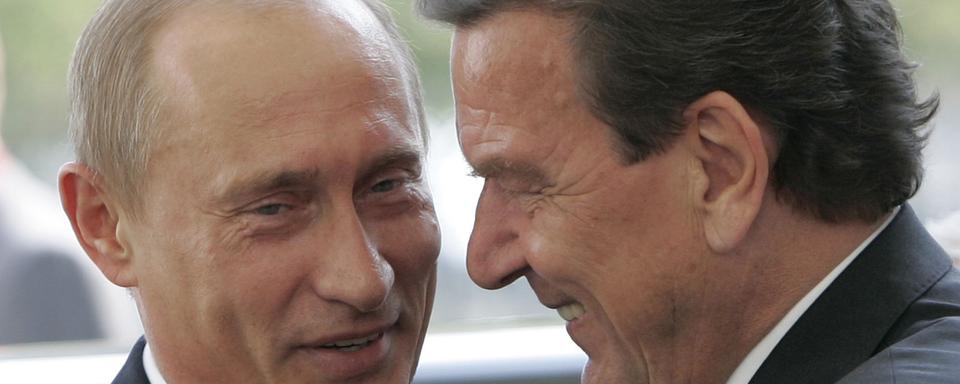 Vladimir Poutine et Gerhard Schröder en 2005 à Berlin. [Keystone - Peer Grimm]