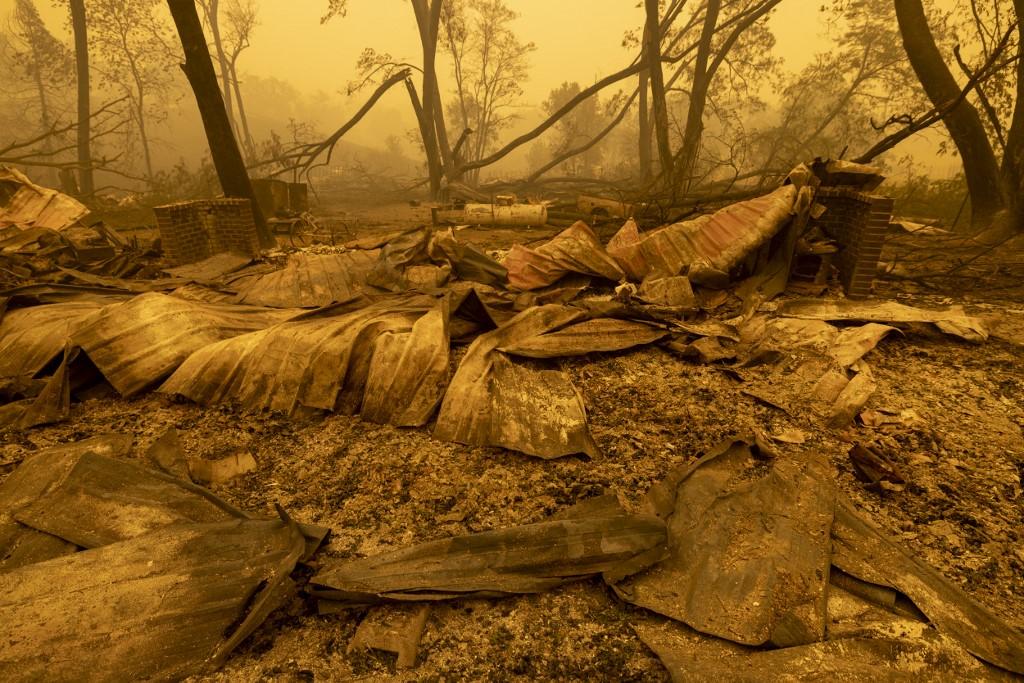 Une propriété de la communauté de Klamath River est en ruines après avoir brûlé lors de l'incendie McKinney dans la forêt nationale de Klamath, au nord-ouest de Yreka, en Californie, le 31 juillet 2022. [AFP - David McNew]