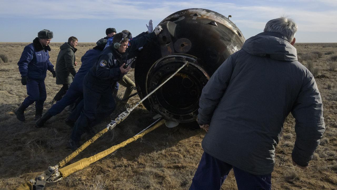 La capsule Soyouz MS-19 récupérée au Kazakhstan peu après son atterrissage, le 30 mars 2022. [Keystone - Bill Ingalls/NASA via AP]