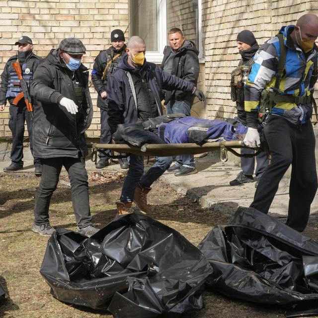 Des volontaires rassemblent les corps des personnes abattues à Boutcha, 04.04.2022. [AP/Keystone - Efrem Lukatsky]