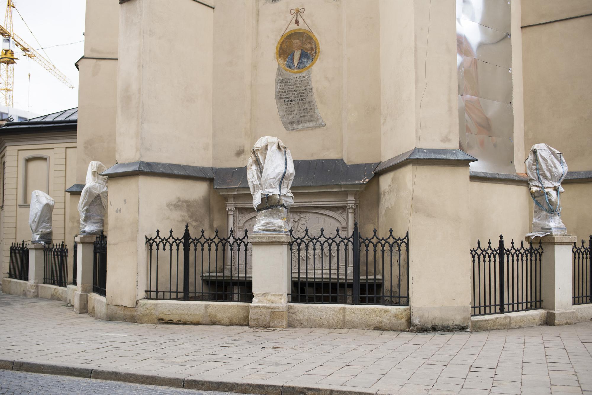A Lviv, les statues devant l'église de la Dormition ont été recouvertes pour les protéger, le 10 mars 2022. [HANS LUCAS VIA AFP - FIORA GARENZI]