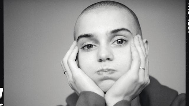 La chanteuse irlandaise Sinéad O'Connor a payé cher sa dénonciation féministe et avant-gardiste des abus sexuels de l'Eglise catholique dans les années 1990. [Keystone/Sundance Institute via AP - Andrew Catlin]