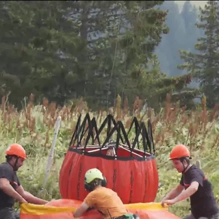 Des hélicoptères ravitaillent en eau les vaches du Pays d’Enhaut (VD), dont les alpages sont asséchés par la canicule