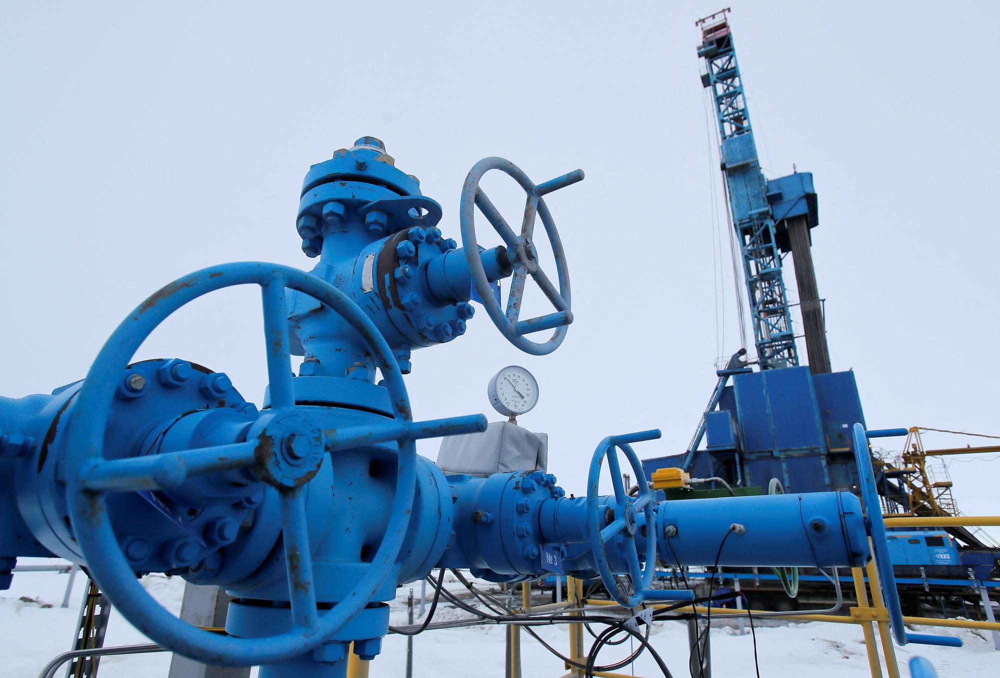 Des vannes près d'une plate-forme de forage de gaz exploitée par la société Gazprom dans l'Arctique russe. [Reuters - Maxim Shemetov]