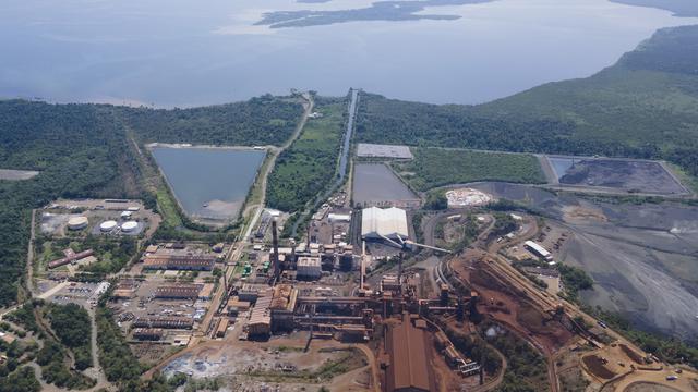 Vue aérienne de la mine de nickel de l'entreprise russo-suisse Solway, située à côté du lac Izabal, au Guatemala. [Keystone - Moises Castillo]