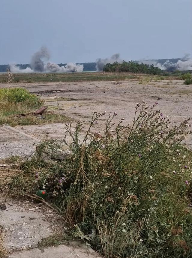 Des munitions explosent près d'Andriivka, dans la région de Kherson. [Reuters - Maverik]