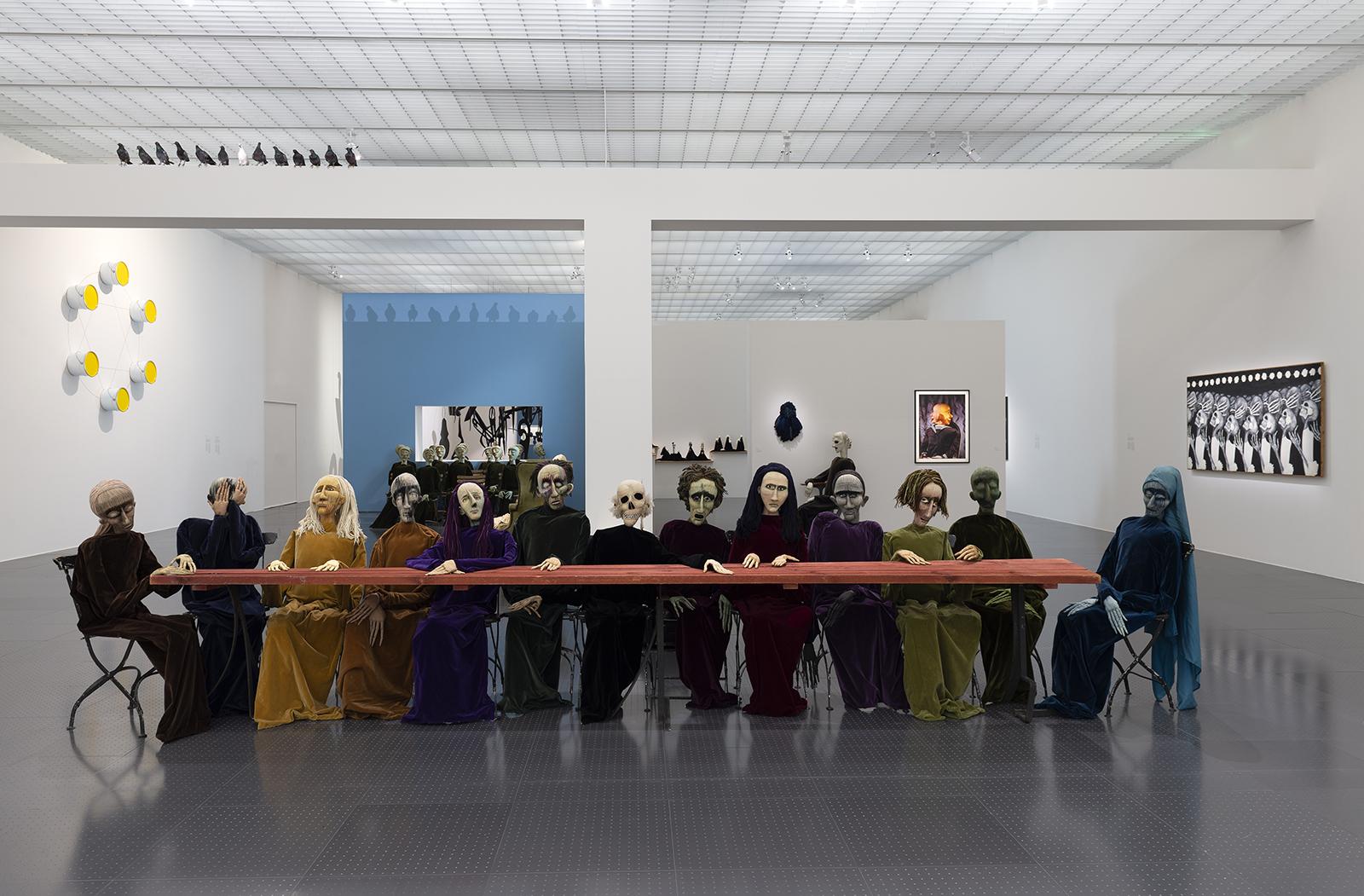 Vue de l'exposition "Le Musée sentimental d’Eva Aeppli" au Centre Pompidou-Metz. Au centre, "La Table", 1965-1967. [ADAGP, Paris, 2022/Centre Pompidou-Metz - Marc Domage]
