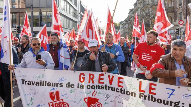 Le cortège des ouvriers du bâtiment dans les rues de Lausanne, 08.11.2022. [Keystone - Salvatore Di Nolfi]