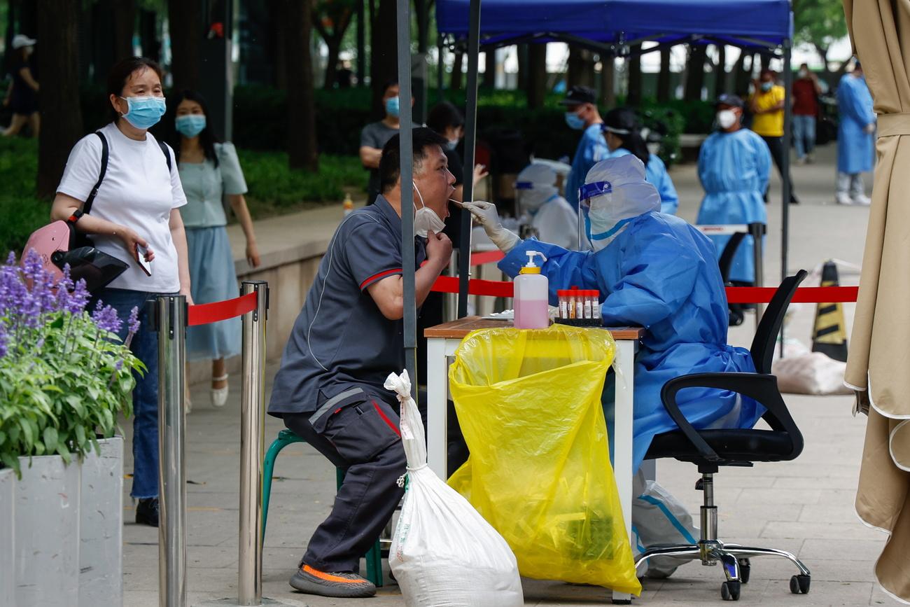 La ville de Pékin a lancé elle aussi des campagnes de tests massives. [EPA/Keystone - Mark R. Cristino]