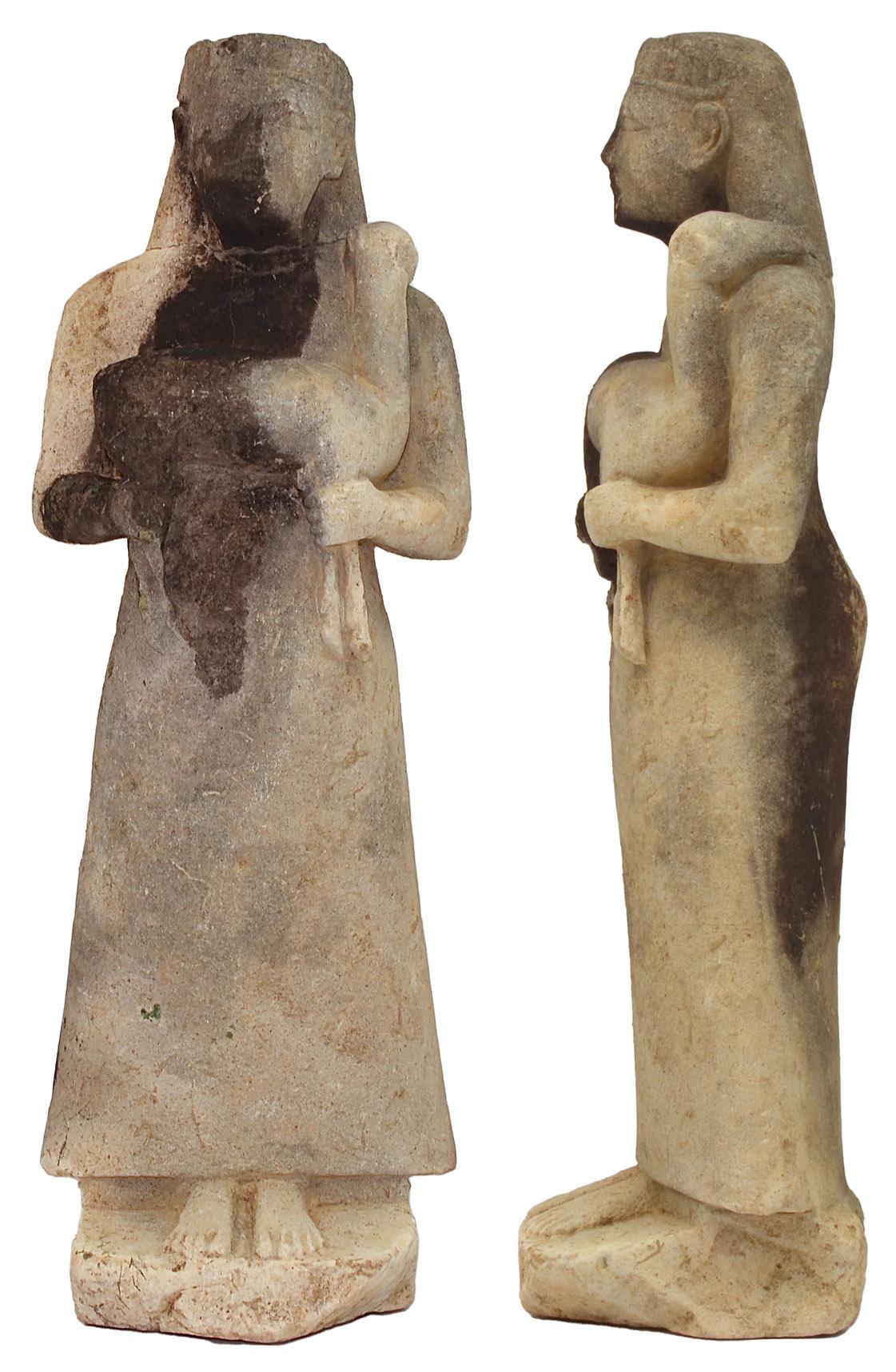 La statuette est une femme en robe et diadème, portant dans ses bras un petit cervidé, dont la tête repose sur son épaule. [ÉCOLE SUISSE D'ARCHÉOLOGIE EN GRÈCE]