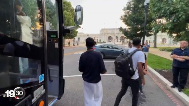 Des bus sont organisés pour transférer les migrants qui arrivent au Texas à Washington. [RTS]