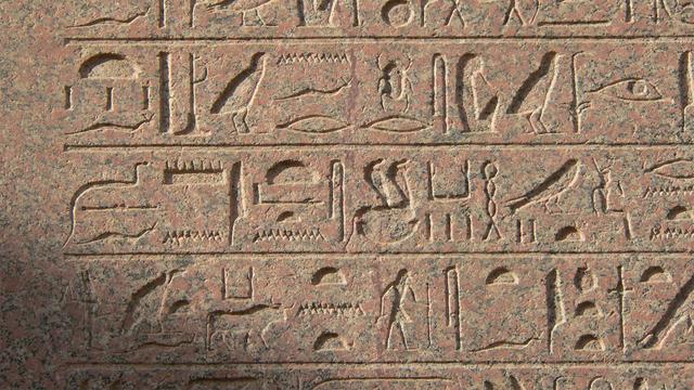 Hiéroglyphes gravés sur l'obélisque d'Hatchepsout érigé dans le temple de Karnak. Partie supérieure gauche de l'inscription de dédicace, obélisque de la reine Hatchepsout, à Karnak. [wikimedia - Guillaume Lelarge]