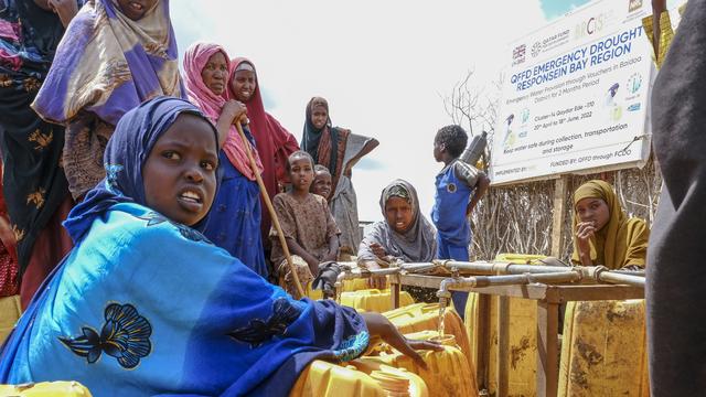 Plus de 36 millions de personnes sont touchées par les pénuries de nourriture et d'eau dans la Corne de l'Afrique, comme ici en Somalie. [Keystone - Mohamed Sheikh Nor]