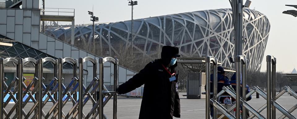 Dans un mois, la flamme olympique illuminera à nouveau le ciel de Pékin. Après les Jeux olympiques d'été de 2008, la capitale chinoise se prépare à accueillir les joutes d'hiver dans un contexte d'incertitude sanitaire et de tensions géopolitiques avec l'Occident. [AFP - NOEL CELIS]