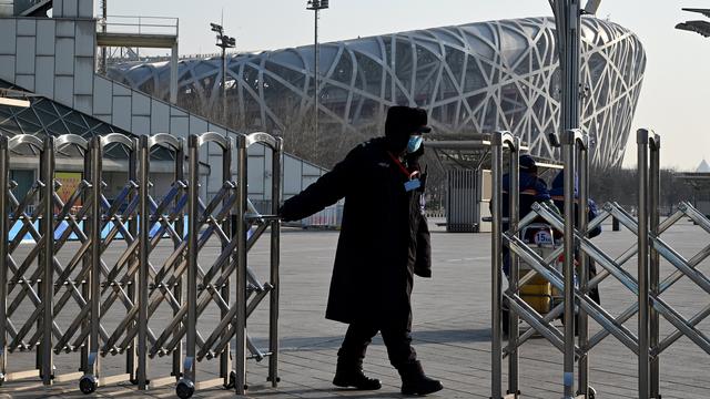 Dans un mois, la flamme olympique illuminera à nouveau le ciel de Pékin. Après les Jeux olympiques d'été de 2008, la capitale chinoise se prépare à accueillir les joutes d'hiver dans un contexte d'incertitude sanitaire et de tensions géopolitiques avec l'Occident. [AFP - NOEL CELIS]