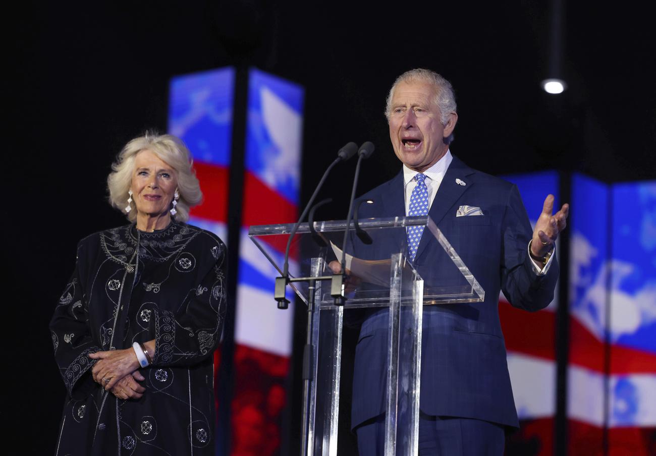 Le prince Charles, accompagné de son épouse Camilla, lors de son hommage à la reine devant le public du concert géant. [AP/Keystone - Jonathan Buckmaster]