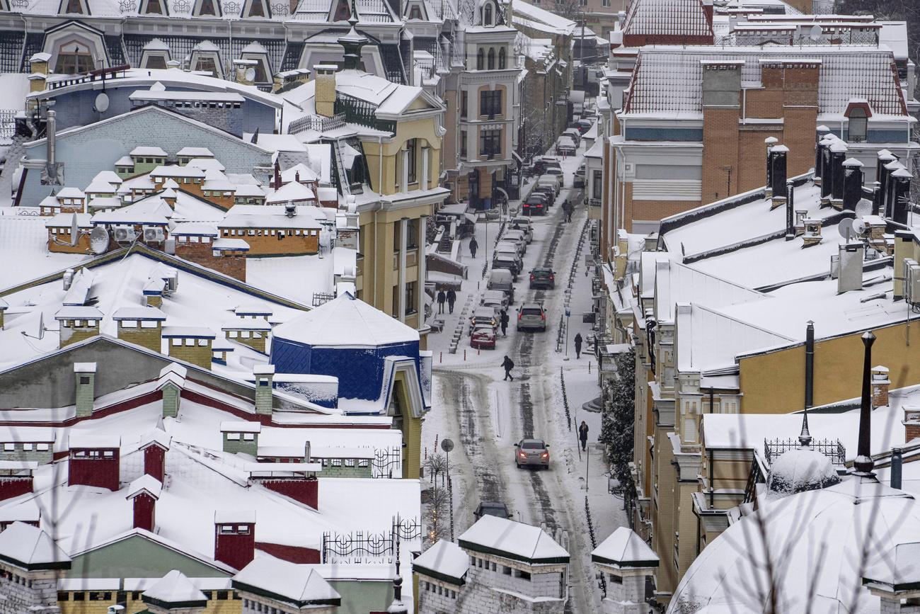 Une rue dans le centre de Kiev, le 15 décembre 2022. [AP/Keystone - Evgeniy Maloletka]