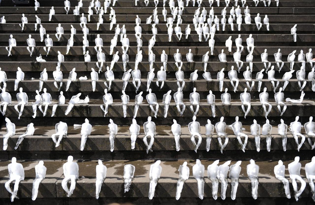 Des sculptures de glace fondent petit à petit au soleil d'été. Une action du WWF pour montrer les conséquences du réchauffement climatique dans la région arctique. Berlin, le 2 septembre 2009. [Keystone/epa - Hannibal Hanschke]