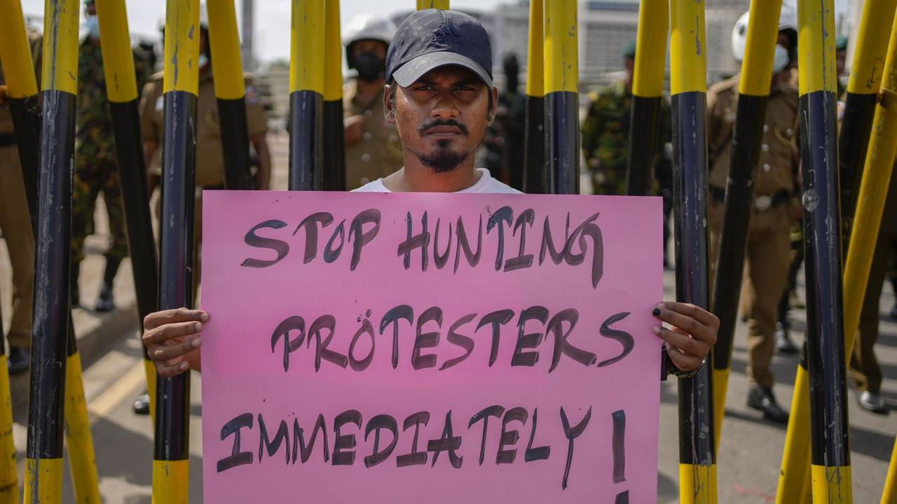 Lundi 25 juillet: un manifestant anti-gouvernemental proteste contre l'expulsion forcée d'un camp d'opposants à Colombo, Sri Lanka. [Keystone/AP - Eranga Jayawardena]
