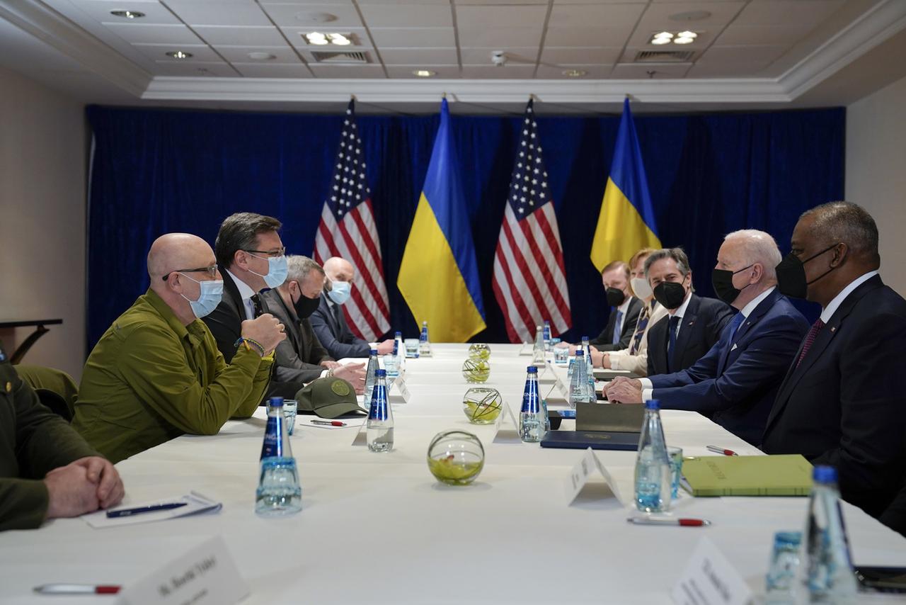 Joe Biden rencontre deux ministres ukrainiens à Varsovie. [Keystone - AP Photo/Evan Vucci]