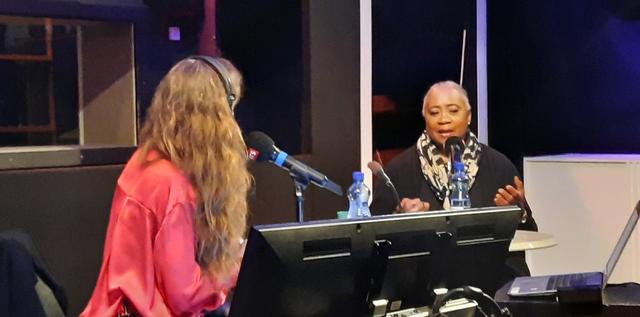 La chanteuse Barbara Hendricks avec Anne Laure Gannac au studio 15 de la RTS à Lausanne, le 7 avril 2022. [RTS - Nicole Corpataux]