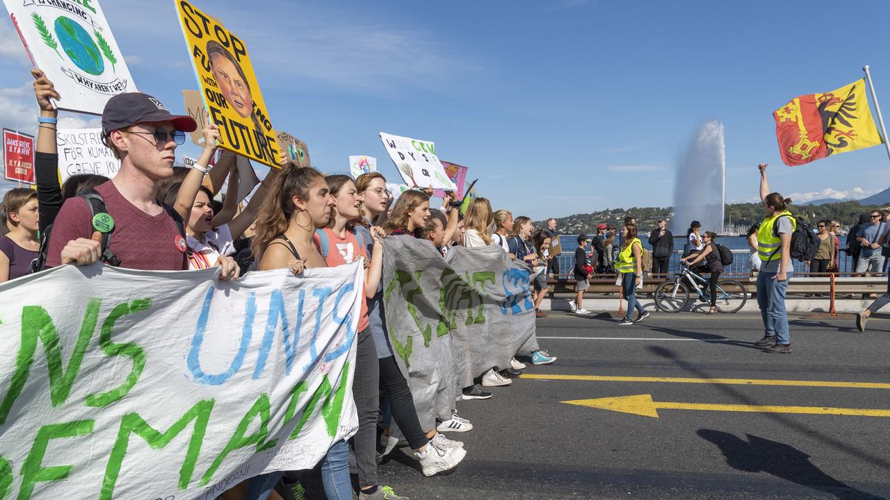 Des personnes manifestent lors d'une "grève du climat" pour protester contre le manque de sensibilisation au climat, à Genève, vendredi 27 septembre 2019 (image d'illustration). [KEYSTONE - Martial Trezzini]