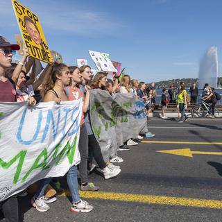 Des personnes manifestent lors d'une "grève du climat" pour protester contre le manque de sensibilisation au climat, à Genève, vendredi 27 septembre 2019 (image d'illustration). [KEYSTONE - Martial Trezzini]