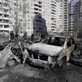 Scène de guerre dans un quartier résidentiel de Kiev au cinquième jour de l'invasion russe en Ukraine. [EPA - Sergey Dolzhenko - Keystone]