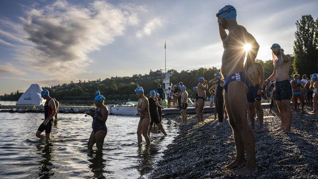 Depuis 2016, la Traversée du lac a attiré chaque année plus d'adeptes à Genève. [Keystone - Martial Trezzini]