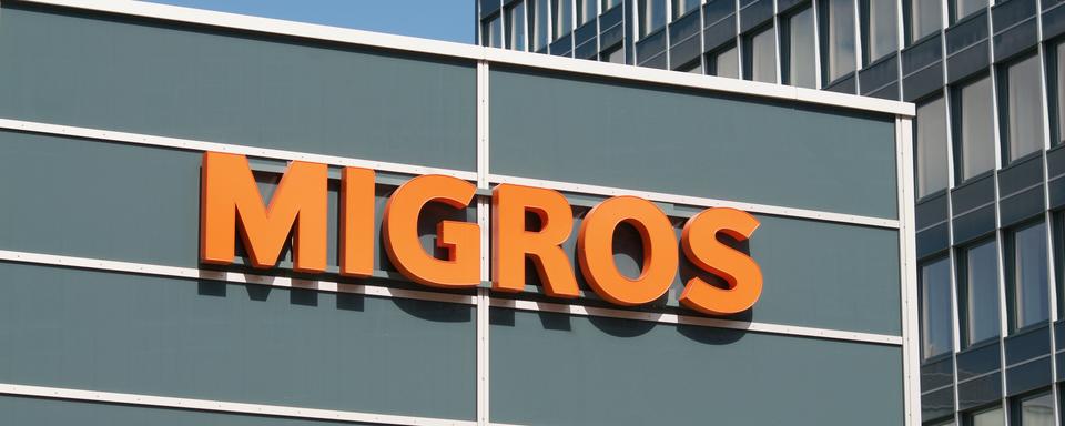 Logo du supermarché Migros accroché à un bâtiment de Saint-Gall, le 14 avril 2021. [Depositphotos - Marlon_Trottmann]