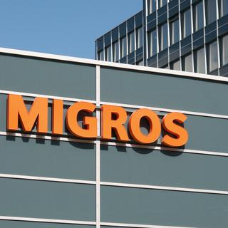 Logo du supermarché Migros accroché à un bâtiment de Saint-Gall, le 14 avril 2021. [Depositphotos - Marlon_Trottmann]