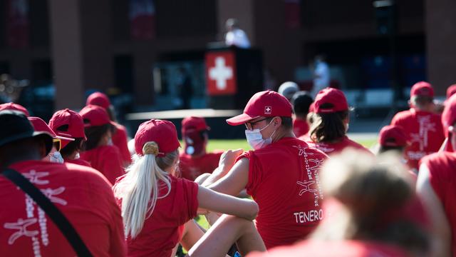 Les conseillers fédéraux feront de multiples discours et rencontres à travers la Suisse à l'occasion du 1er Août. Sur cette image d'illustration, Ignazio Cassis s'exprime devant de jeunes sportifs au centre de Tenero (TI), le 31 juillet 2020. [Keystone - Samuel Golay]