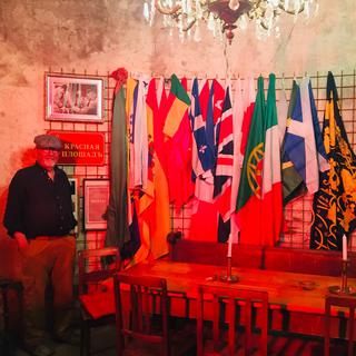 Nicoals Pittet collectionne les drapeaux du monde entier. [RTS - Flroence Grivel]
