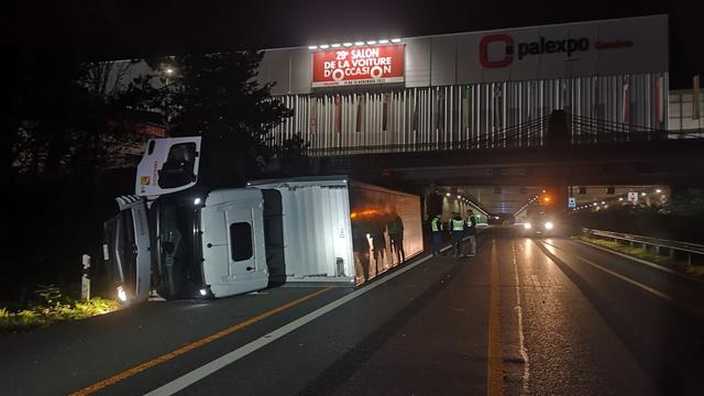 Un camion semi-remorque qui circulait en direction de la France s'est renversé tôt jeudi 3 novembre à la hauteur de Palexpo à Genève. [Police cantonale de Genève]