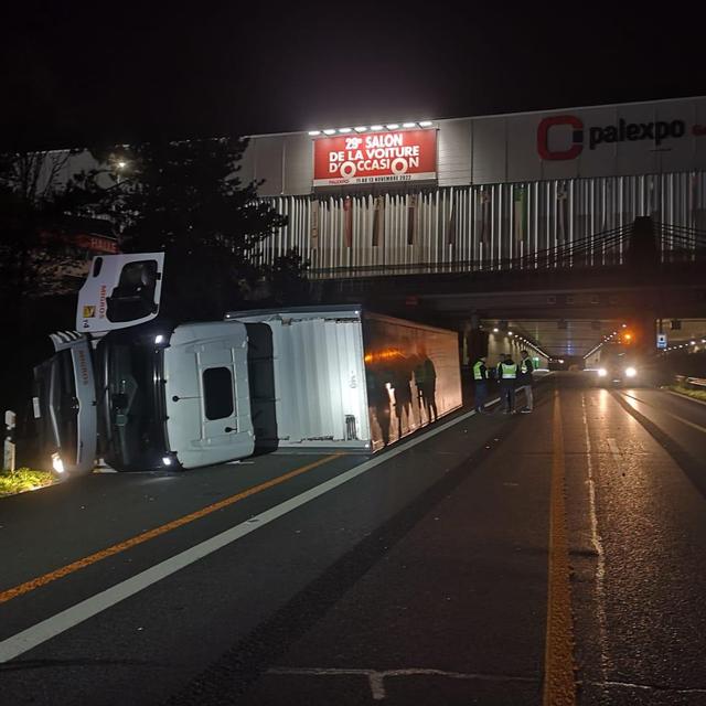 Un camion semi-remorque qui circulait en direction de la France s'est renversé tôt jeudi 3 novembre à la hauteur de Palexpo à Genève. [Police cantonale de Genève]