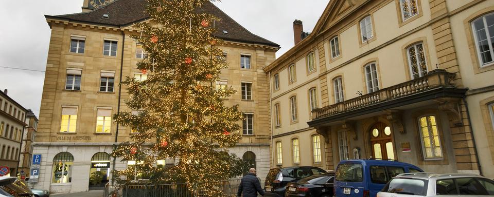 La Ville de Neuchâtel va réduire son éclairage sans renoncer aux illuminations de Noël. [Keystone - Salvatore Di Nolfi]