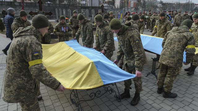 Cérémonie à Lviv en l'honneur de soldats ukrainiens tombés au combat, 09.03.2022. [EPA/Keystone - Mykola Tys]