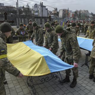 Cérémonie à Lviv en l'honneur de soldats ukrainiens tombés au combat, 09.03.2022. [EPA/Keystone - Mykola Tys]