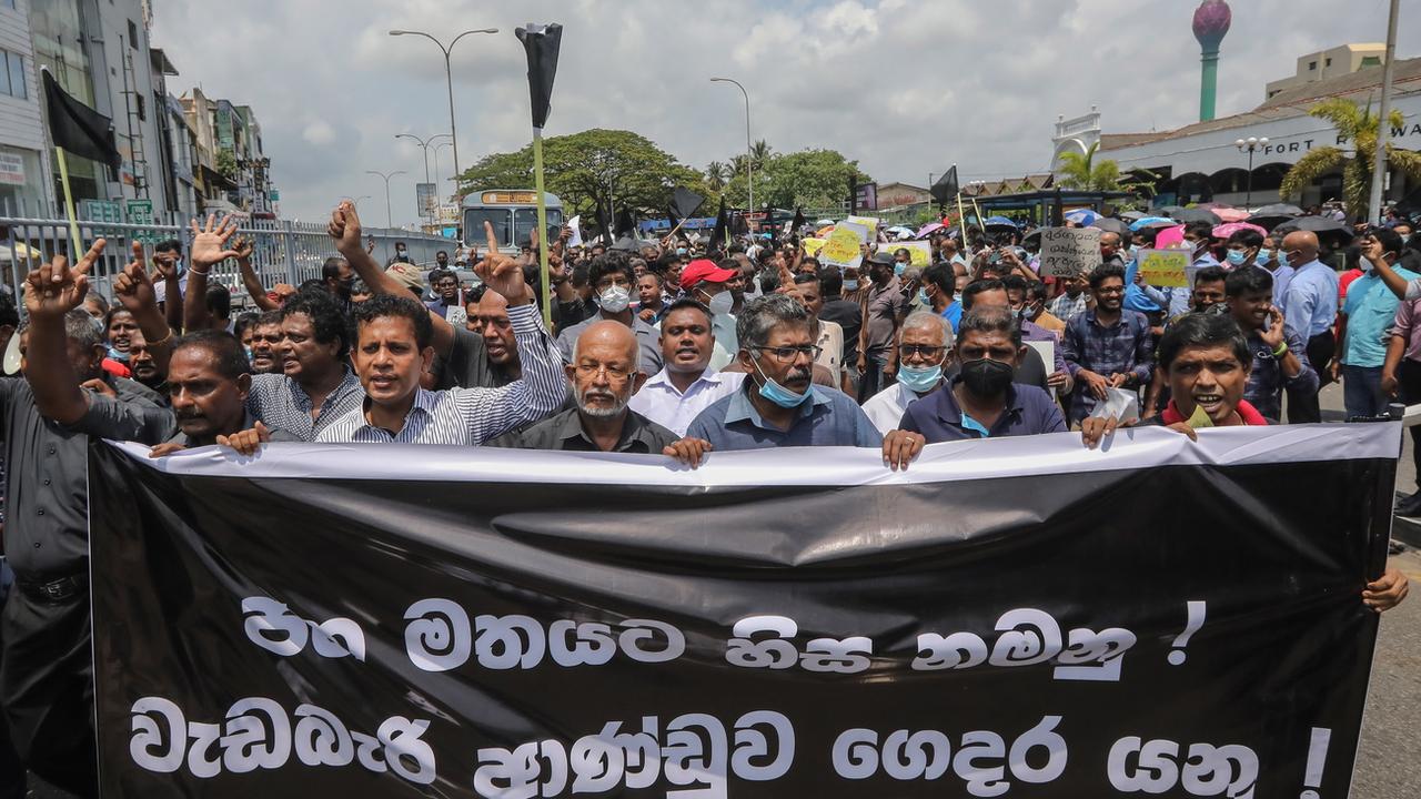 Des employés du secteur public sri-lankais protestent et appellent à la démission le président du pays Gotabaya Rajapaksa. [KEYSTONE - Chamila Karunarathne / EPA]