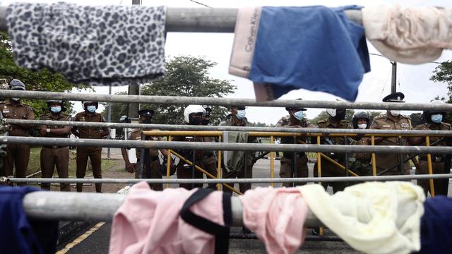 Les manifestants déposent des sous-vêtements devant le parlement pour protester contre la situation économique du Sri Lanka. [REUTERS - Dinuka Liyanawatte]