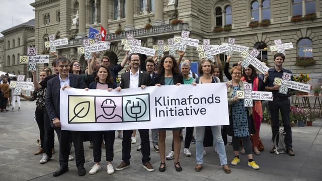 Le PS et les Verts lancent leur initiative pour un fonds climat. [Keystone - Peter Klaunzer]