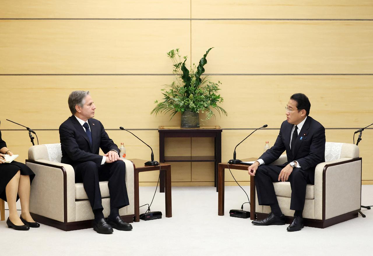 Le secrétaire d'État américain Antony Blinken rencontrant le Premier ministre japonais Fumio Kishida dans le bureau de ce dernier, à Tokyo, le 11 juillet 2022. [AFP - Japan's cabinet public relations office / Jiji Press]