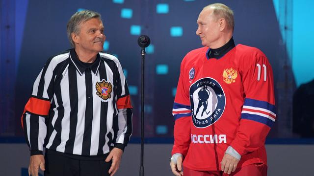 Ancien arbitre, René Fasel (à gauche, ici lors d'un match de gala à Sotchi en 2021), est proche de Vladimir Poutine. [Alexei Druzhinin]