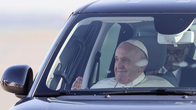 Le pape François arrive à l'aéroport international Leonardo da Vinci de Rome, dimanche 24 juillet 2022, pour prendre son vol à destination d'Edmonton, au Canada, où il entame une visite pastorale de six jours dans le pays. [AP Photo/KEYSTONE - Riccardo de Luca]