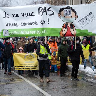 Une manifestation à Tavannes (BE) le 9 janvier 2021 contre le port du masque obligatoire pour les enfants à l'école. [Keystone - Peter Schneider]