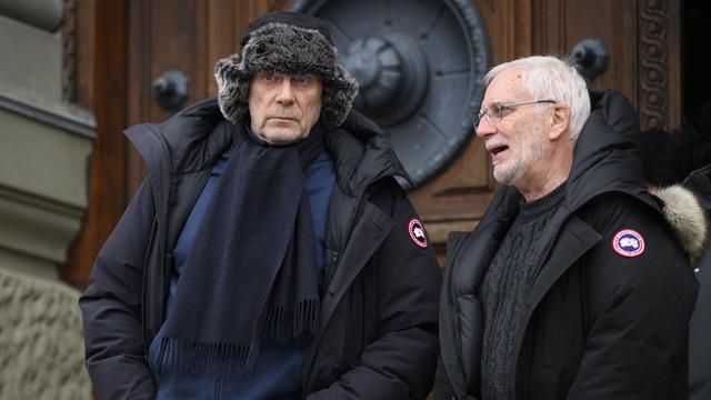 L'essayiste franco-suisse d'extrême droite Alain Soral, à gauche, et son avocat Pascal Junod, à droite, devant le Palais de justice de Montbenon. [Keystone - Laurent Gillieron]